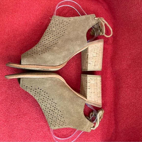 TOMS Sz 9.5 Stacked  Heel Perforated Suede Peep Toe Tie in Back Booties Shooties - Picture 3 of 9